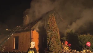 Drewniany dom w płomieniach