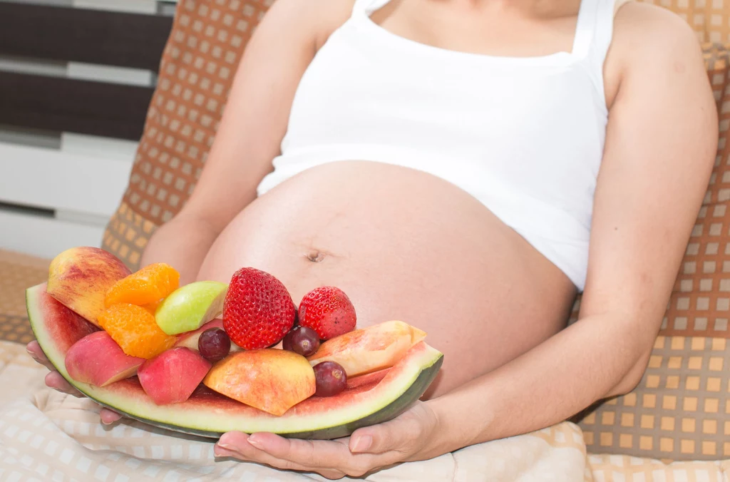 Zdrowa, zbilansowana dieta, bogata w witaminy, minerały, węglowodany złożone, wartościowe białka i pożądane tłuszcze przeciwdziała powikłaniom w trakcie ciąży