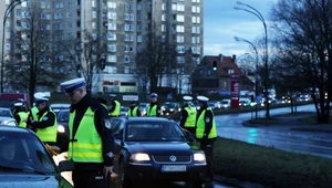 Policjanci podczas akcji sprawdzania trzeźwości kierowców