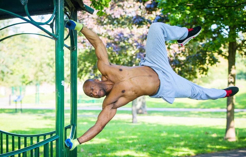 Michael Tavernier wykonuje ćwiczenie zwane "Human Flag" (ludzka flaga)