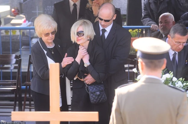 Joanna Racewicz bardzo przeżyła śmierć ukochanego męża Joanna Racewicz bardzo przeżyła śmierć ukochanego męża