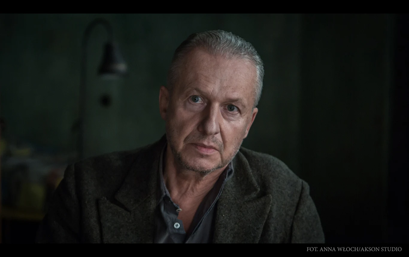 Trwają zdjęcia do najnowszego filmu Andrzeja Wajdy - „Powidoki”. Film opowiada o wybitnym polskim malarzu, Władysławie Strzemińskim. Twórcy unizmu i podwalin nowoczesnej sztuki. Strzemiński był wizjonerem i autorem wyprzedzającym swoje czasy. Jego bogate doświadczenie życiowe i nietuzinkowa osobowość fascynowały reżysera od dawna.

W roli głównej widzowie zobaczą Bogusława Lindę. 