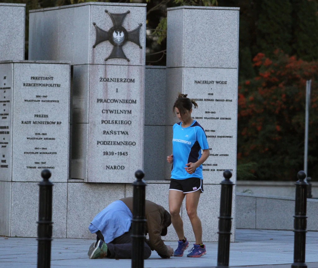 Joanna Jałbczyńska skacze po pomniku Joanna Jałbczyńska skacze po pomniku