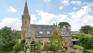 Kościół-rezydencja kosztuje 450 tysięcy funtów fot. zoopla.co.uk