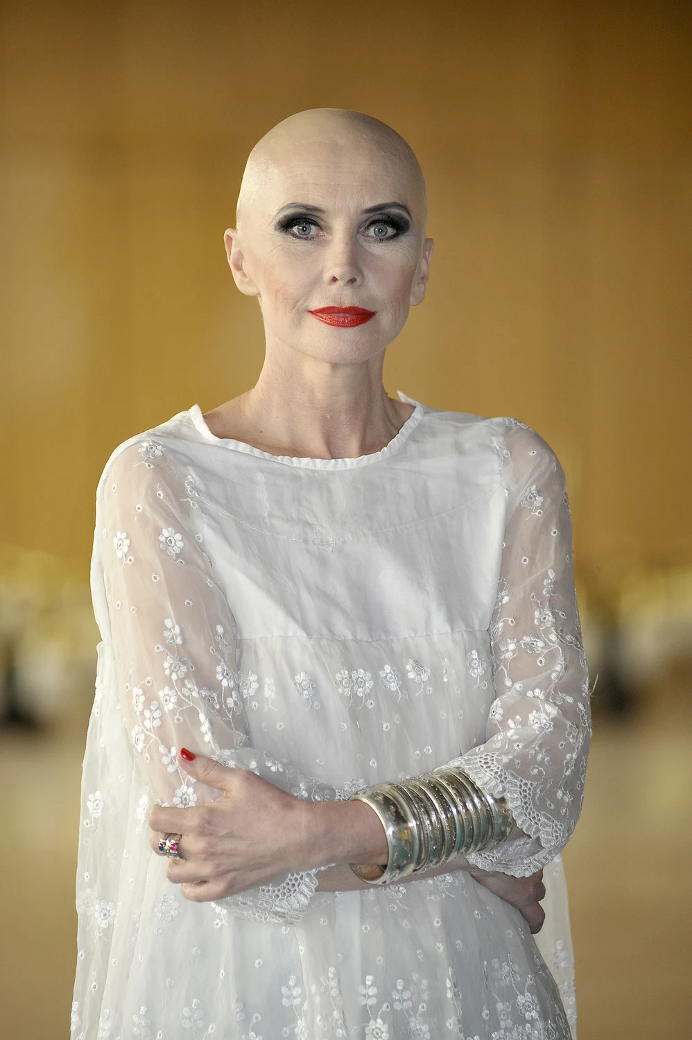 W filmie Jacka Koprowicza "Mistyfikacja" (2010) Ewę Błaszczyk zobaczyliśmy bez włosów. Aktorka wcieliła się w postać Czesławy Oknińskiej, kochanki Witkacego.
"Czesława była kolorowym ptakiem! Fantastyczna, barwna, krucha, delikatna" - tak Błaszczyk opisywała swoją bohaterkę.
"Bardzo podobało mi się, że mogę się zmienić. Pierwszy raz w życiu nie miałam włosów. Taką zmianę czuje się w środku. Pomyślałam, że jeśli chce się być uczciwym, także w przekazie emocjonalnym, prawdziwie zagrać szaleństwo, to trzeba zedrzeć skórę, trzeba się doprowadzić do tego stanu. Nie ma innej drogi. Inaczej jest to kłamstwo" - wyjaśniała aktorka. W filmie Jacka Koprowicza "Mistyfikacja" (2010) Ewę Błaszczyk zobaczyliśmy bez włosów. Aktorka wcieliła się w postać Czesławy Oknińskiej, kochanki Witkacego.
"Czesława była kolorowym ptakiem! Fantastyczna, barwna, krucha, delikatna" - tak Błaszczyk opisywała swoją bohaterkę.
"Bardzo podobało mi się, że mogę się zmienić. Pierwszy raz w życiu nie miałam włosów. Taką zmianę czuje się w środku. Pomyślałam, że jeśli chce się być uczciwym, także w przekazie emocjonalnym, prawdziwie zagrać szaleństwo, to trzeba zedrzeć skórę, trzeba się doprowadzić do tego stanu. Nie ma innej drogi. Inaczej jest to kłamstwo" - wyjaśniała aktorka.