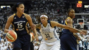 Seimone Augustus z Minnesota Lynx (z prawej) kontra Marissa Coleman z Indiana Fever