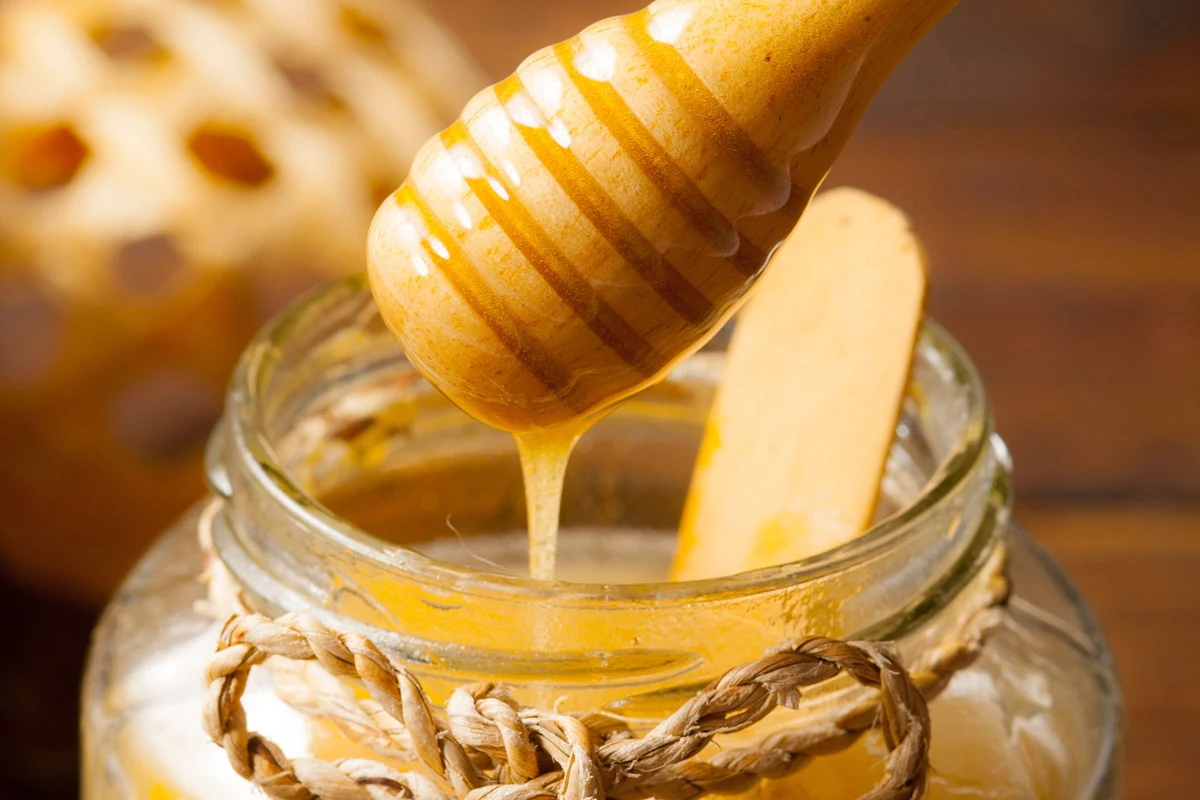 Miód z cukrem to świetny peeling do ust