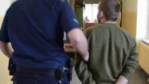 Mariusz L. prowadzony przez funkcjonariusza policji