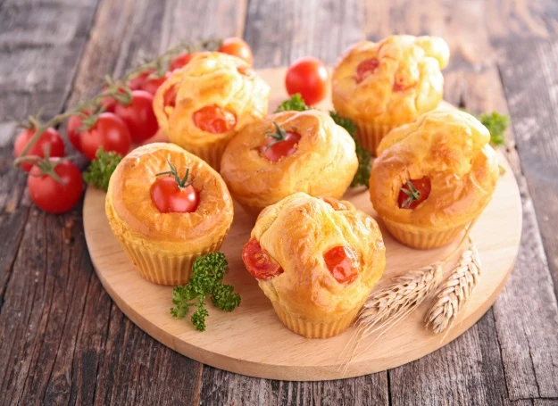 Serowe muffiny smakują świetnie w towarzystwie pomidorów 