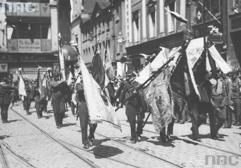 Przemarsz pocztów sztandarowych Towarzystwa Gimnastycznego "Sokół" ulicami Poznania Przemarsz pocztów sztandarowych Towarzystwa Gimnastycznego "Sokół" ulicami Poznania