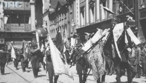 Przemarsz pocztów sztandarowych Towarzystwa Gimnastycznego "Sokół" ulicami Poznania