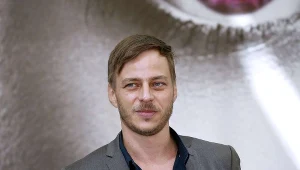 Tom Wlaschiha na planie serialu "Przekraczając granice" w 2013 roku, w Monako