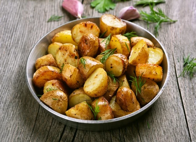 Pieczone ziemniaki smakują solo i jako dodatek do głównego dania 