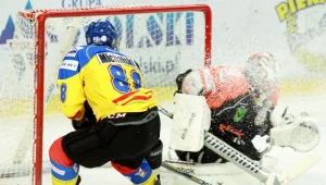 Mateusz Michalski (L) z miejscowego TatrySki Podhala i bramkarz JKH GKS Jastrzębie David Zablotny