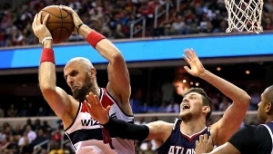 Z piłką Marcin Gortat (tu w starciu z Atlanta Hawks)