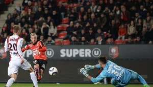 Kamil Grosicki strzela gola w meczu z Nice