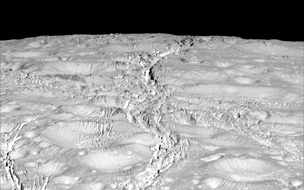 Powierzchnia Enceladusa sfotografowana przez sondę Cassini w trakcie zbliżenia z 14 października 2015