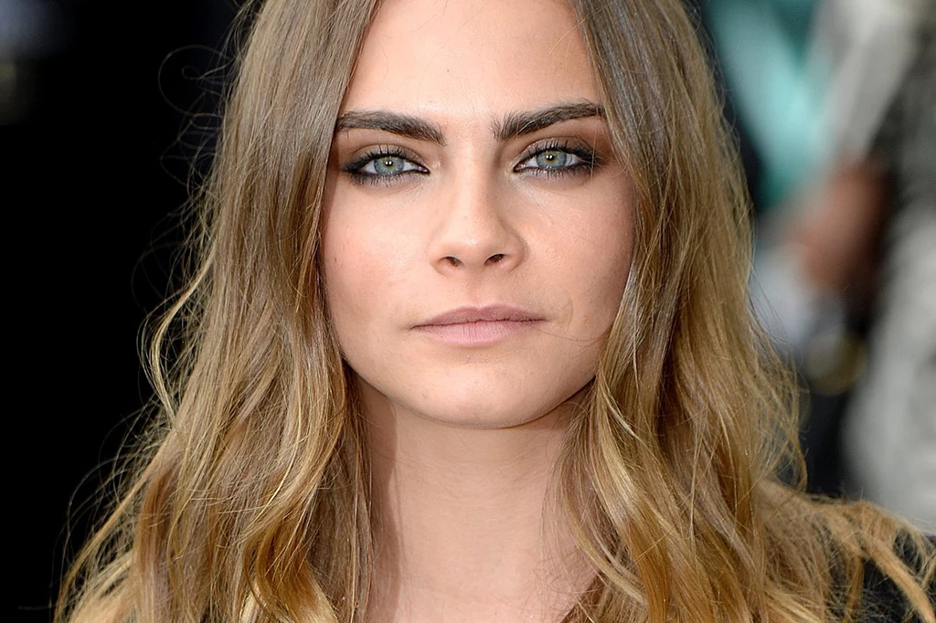 Trend na wyraziste brwi zapoczątkowała znana modelka Cara Delevingne