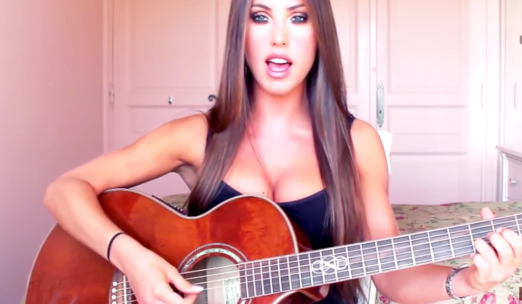Jess Greenberg i jej gitara akustyczna Jess Greenberg i jej gitara akustyczna