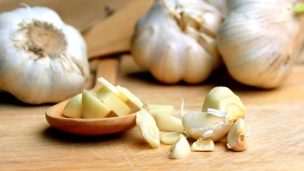 Jak kroić czosnek, by nie pozbawiać go właściwości?
