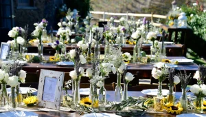 Przy zastawionych weselnych stołach posilili się najubożsi (zdjęcie ilustracyjne)