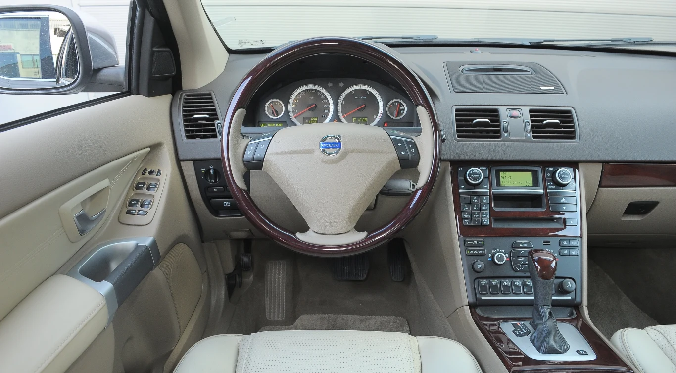 Czytelny zestaw wskaźników, intuicyjna obsługa dźwigienek i przełączników.