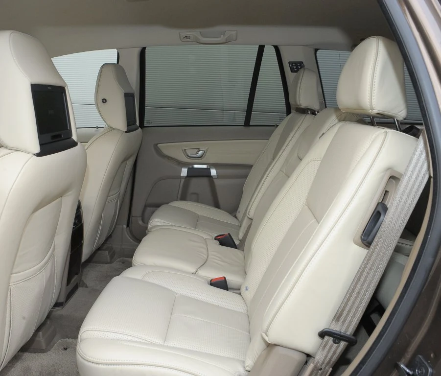 Z tyłu – sporo miejsca. Kanapa składa się właściwie z trzech oddzielnych części – każdą można złożyć.