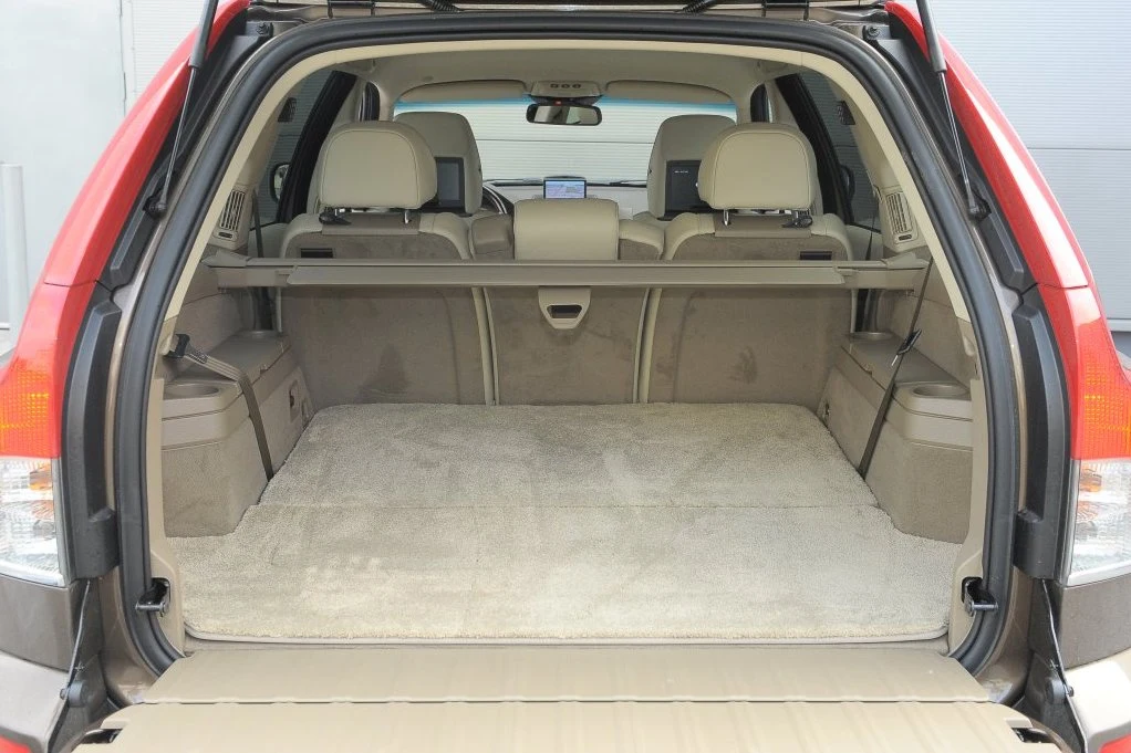 Pojemność bagażnika: 613–1835 l. Tylna klapa składa się z dwóch części.