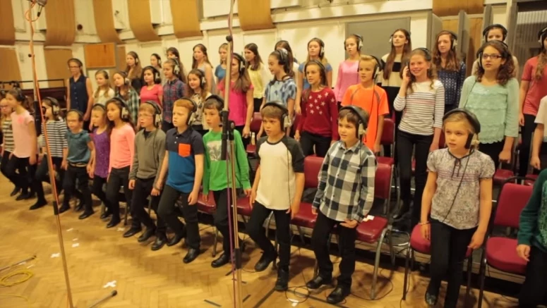 Capital Children's Choir w Abbey Road Studios (kadr z klipu na Youtube)