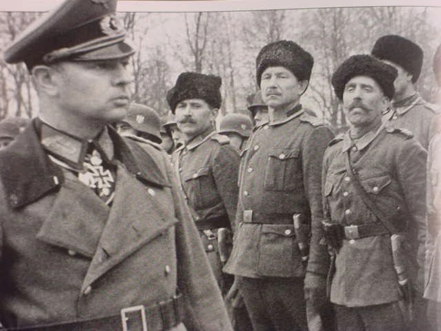 Helmuth von Pannwitz, już jako generał porucznik i ataman, podczas przeglądu kawalerzystów wczesną wiosną 1945 roku Helmuth von Pannwitz, już jako generał porucznik i ataman, podczas przeglądu kawalerzystów wczesną wiosną 1945 roku
