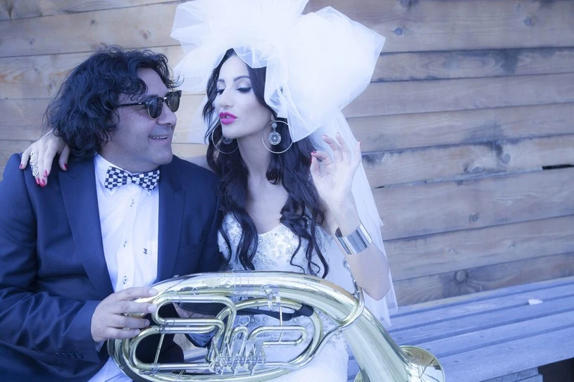 Całość - w wersji koncertowej - pomyślana jest jako cygańskie wesele Całość - w wersji koncertowej - pomyślana jest jako cygańskie wesele