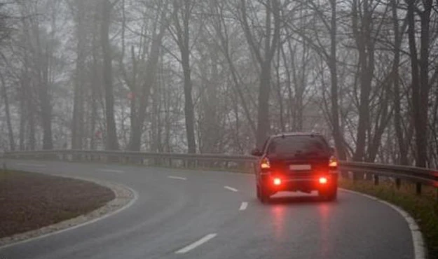 ... ale w takich warunkach tylne światła przeciwmgłowe są nie tylko zbędne, lecz także uciążliwie oślepiają. To jest zabronione!