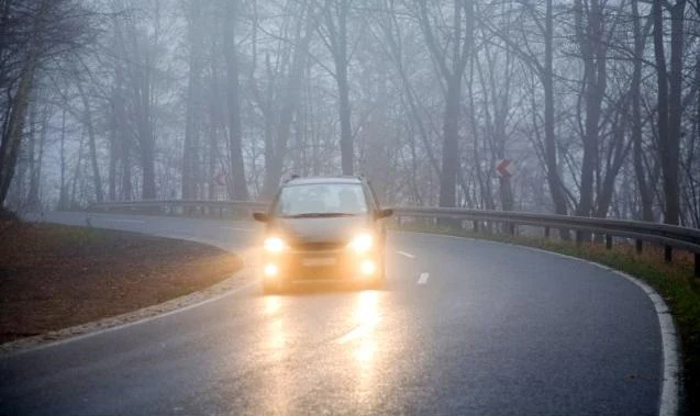 Przednie światła przeciwmgłowe używane w czasie deszczowej pogody nic nie dają, za to odbijają się od mokrej jezdni i oślepiają nadjeżdżających z naprzeciwka