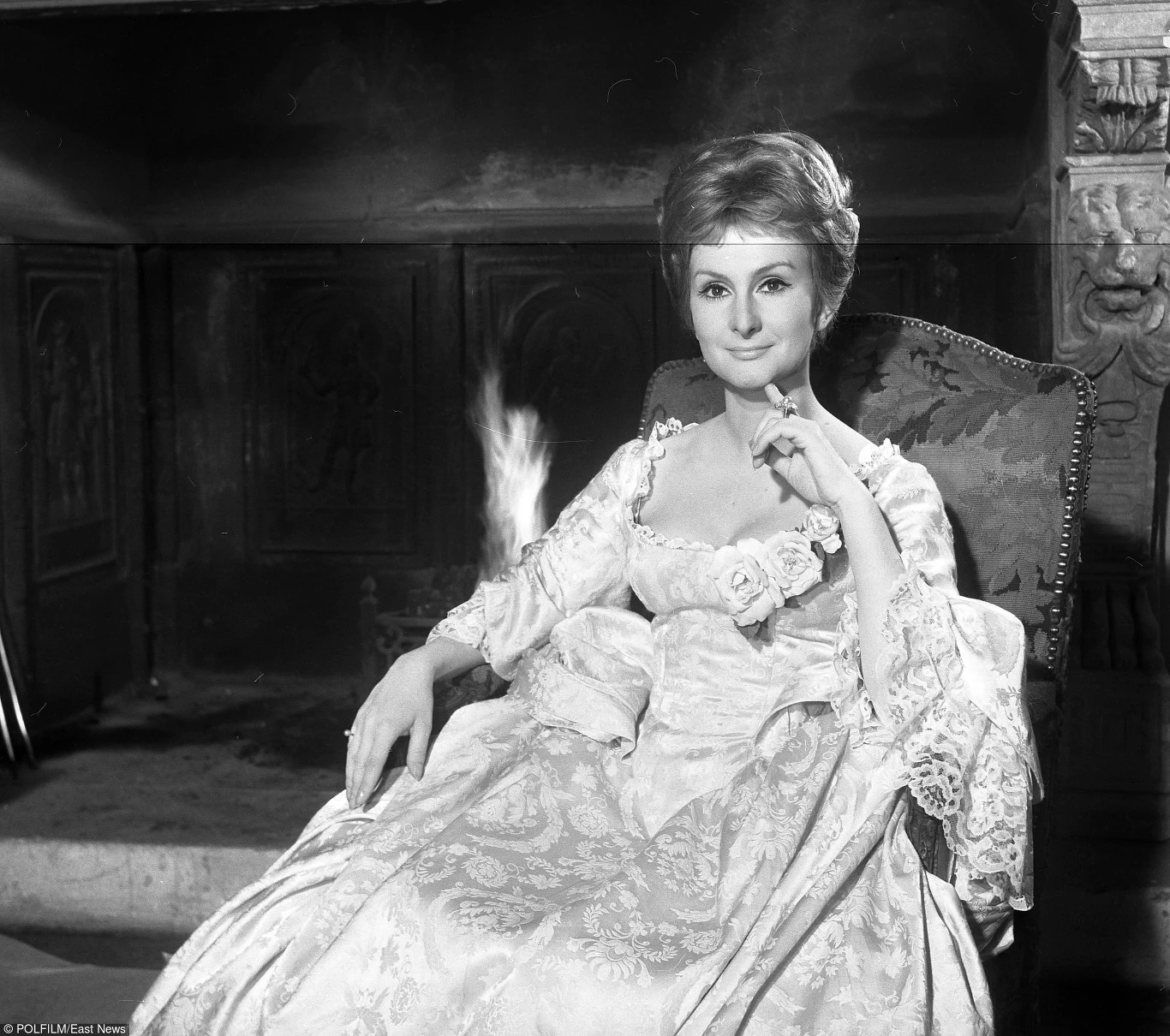 Jadwiga Barańska, jedna z najbardziej cenionych i lubianych polskich aktorek, niezapomniana Barbara Niechcic z ekranizacji "Nocy i dni", kończy w środę, 21 października, 80 lat.

"Brzydka, chuda i niezdolna" - Jerzy Antczak, młody asystent w łódzkiej Filmówce, nie miał litości dla 17-latki Jadwigi Barańskiej, która stanęła przed komisją. 16 lat później aktorka zagrała główną rolę w historycznym dramacie Antczaka "Hrabina Cosel" (na zdjęciu). Były asystent, obecnie uznany reżyser, był już wówczas jej mężem.

 


 