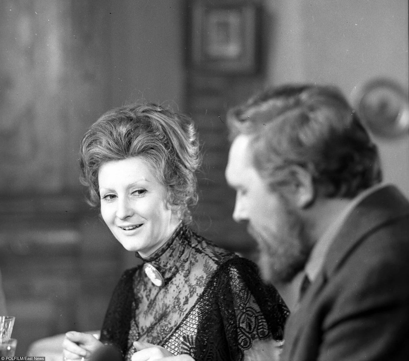 - Do tej roli przygotowywałam się pół roku, w tym czasie wzięłam urlop z teatru - wspomina aktorka. 

- Na planie byliśmy wszyscy zżyci, każdy z nas miał niespożytą energię, nie baliśmy się wyrzeczeń, zupełnie nie przeszkadzało nam, że gramy w prawdziwych chlewach czy oborach. Pamiętam, jak po zdjęciach w zapylonej cegielni, zaczęłam mówić innym, zmienionym głosem. Ale warto było, a dzień, w którym dostałam nagrodę w Berlinie, był jednym z najprzyjemniejszych w moim życiu - mówi Barańska.

 