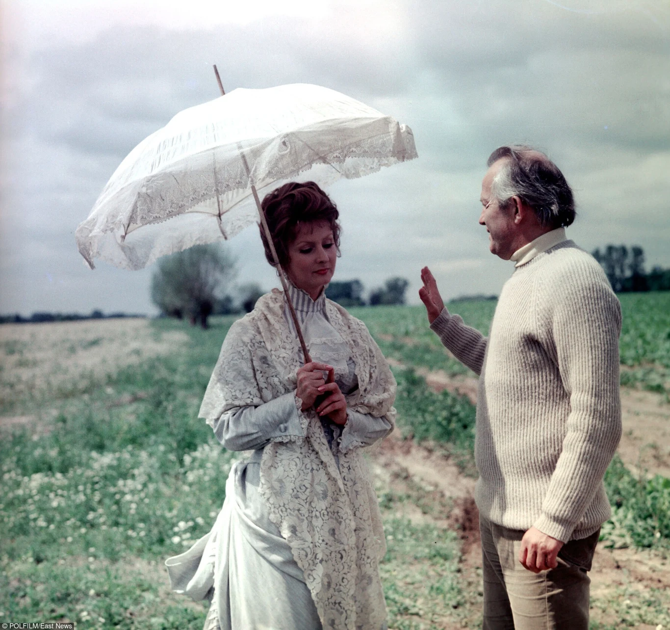 To Jadwiga Barańska podsunęła Jerzemu Antczakowi pomysł filmowej adaptacji "Nocy i dni". Było lato 1969 roku, rodzina z synem spędzała urlop w Jugosławii. Siedzieli na kamienistej plaży, kiedy pani Jadwiga powiedziała od niechcenia: "Przed wyjazem słyszałam w radiu, jak Gustaw Holoubek czytał 'Noce i dnie'. Zrobiło to na mnie olbrzymie wrażenie. A może byś to przeczytał?". 

Jerzemu Antczakowi powieść wydawała się tak nudna, że nigdy nie doczytał jej do końca. Ale słowa żony wziął do serca i po powrocie do Warszawy zagłębił się w lekturze. I doznał olśnienia: przecież to ogromna szansa dla nich obojga, bo od początku było jasne, że rolę Barbary Niechcic może zagrać tylko Jadwiga.

 