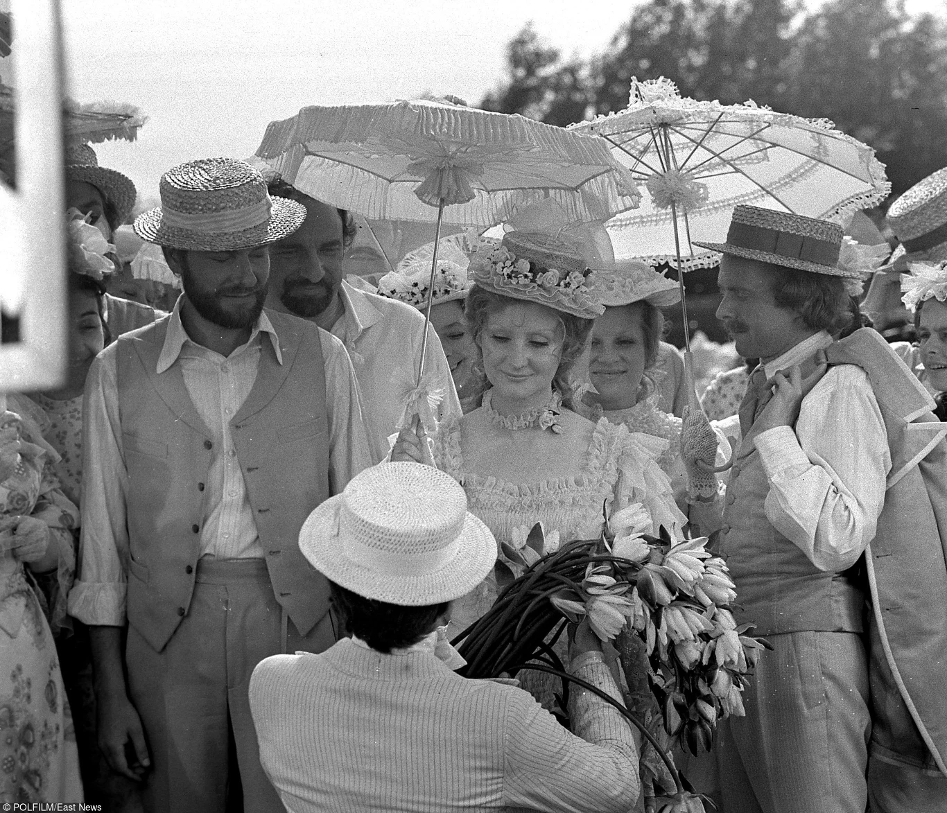 Zapytana o najpiękniejszą scenę z "Nocy i dni", Barańska mówi, że dla niej każda była ważna i niepowtarzalna.

"W najśmielszych snach nie przypuszczaliśmy, że chwila, w której Barbara dostaje nenufary od Toliboskiego wejdzie do historii polskiego kina" - dodaje aktorka.


 