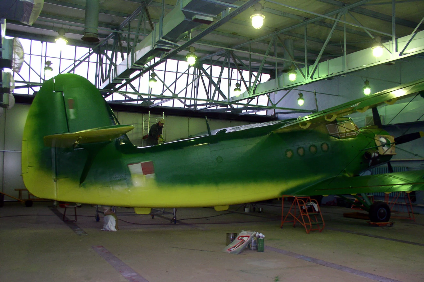 An-2 w trakcie zmiany kamuflażu An-2 w trakcie zmiany kamuflażu