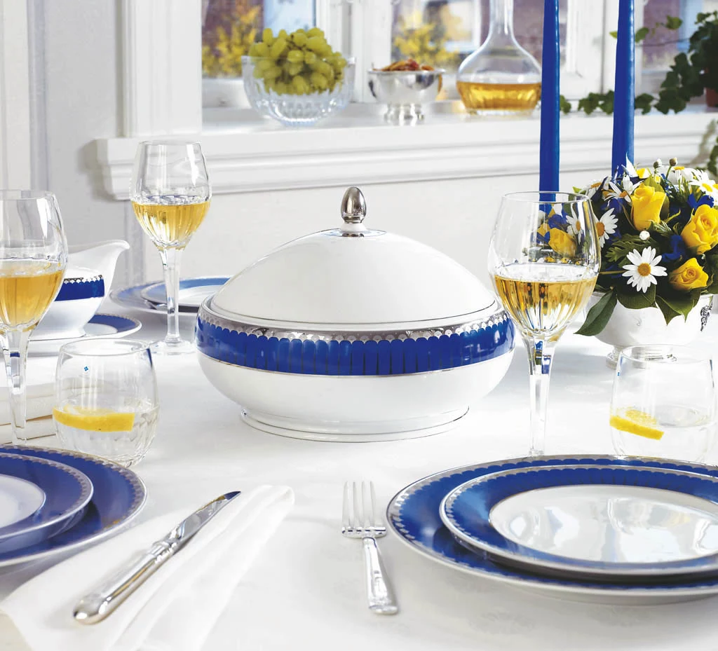 W skład zastawy stołowej Marianne Royal Blue wchodzą płaskie i głębokie talerze obiadowe, gustowne półmiski, salaterki oraz przepiękna waza
