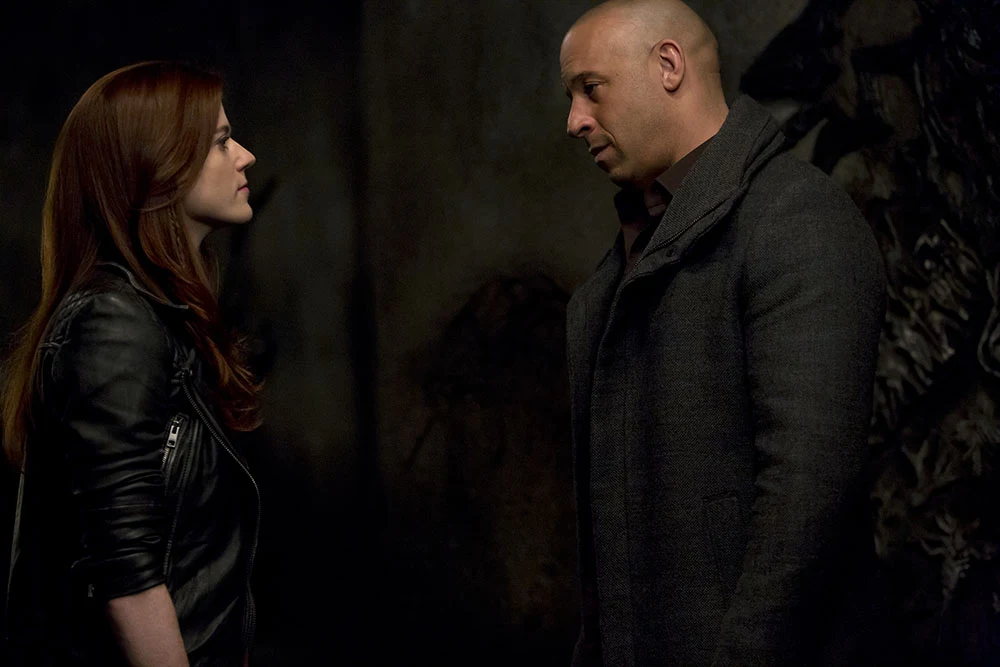 Rose Leslie i Vin Diesel w scenie z filmu "Łowca czarownic"