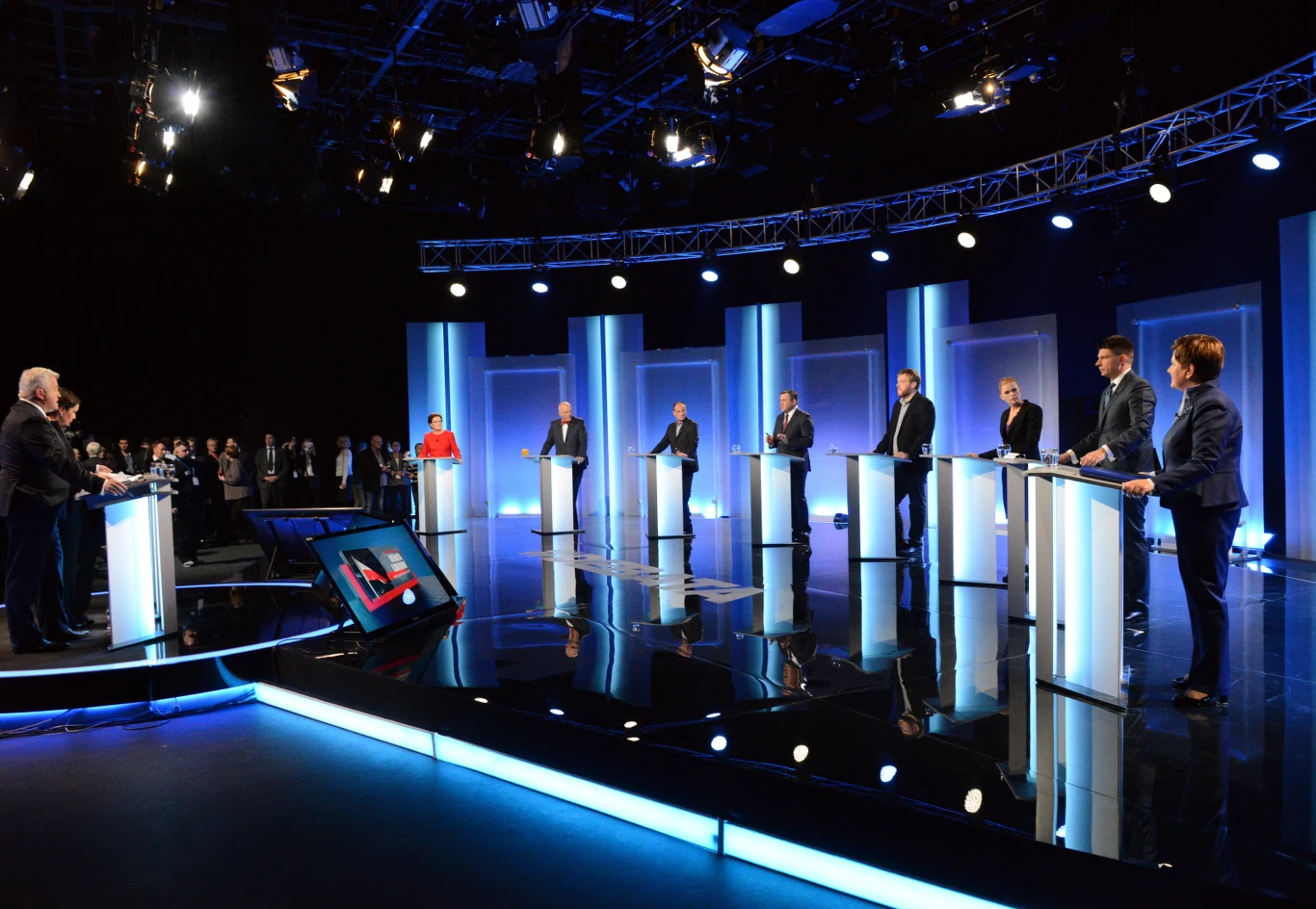 Liderzy ośmiu komitetów wyborczych tuż rozpoczęciem debaty Liderzy ośmiu komitetów wyborczych tuż rozpoczęciem debaty