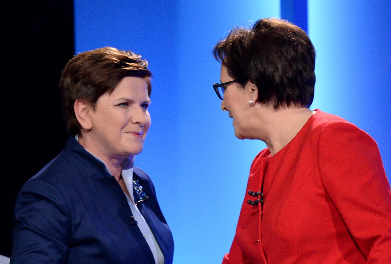 Powitanie Beaty Szydło i Ewy Kopacz przed debatą Powitanie Beaty Szydło i Ewy Kopacz przed debatą