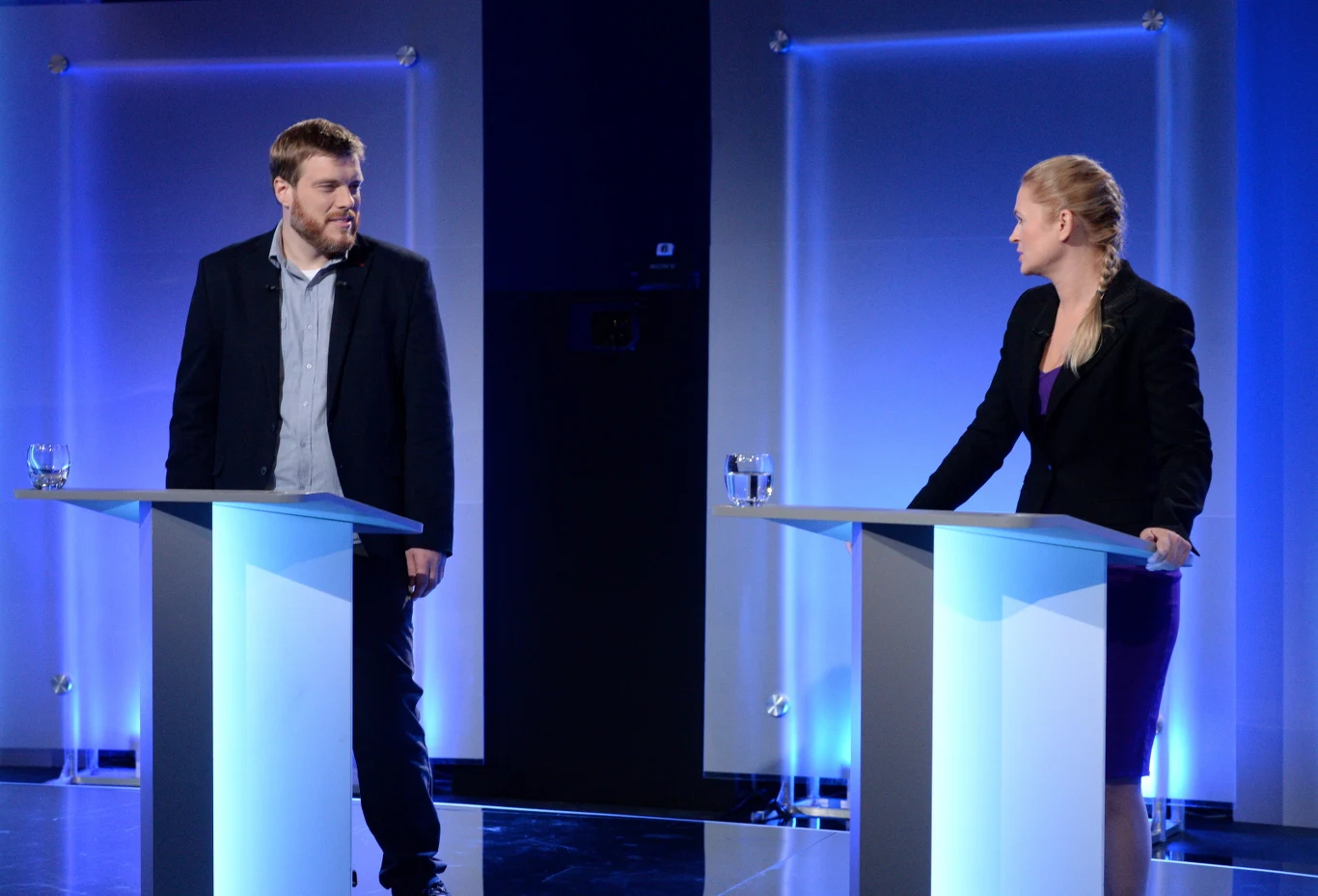 Podczas debaty, stanowiska Adriana Zandberga i Barbary Nowackiej znajdowały się obok siebie Podczas debaty, stanowiska Adriana Zandberga i Barbary Nowackiej znajdowały się obok siebie