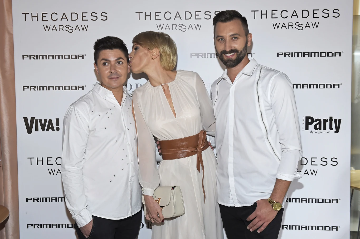 Paulina z kolegami na ściance 