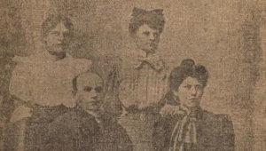 Ojciec Damazy Macoch z Heleną Krzyżanowską i jej siostrami z wydanej w 1912 roku książki dokumentującej proces zabójcy