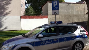 Pozostawiony w niedozwolonym miejscu radiowóz należy do Szkoły Policji w Słupsku. Skandal