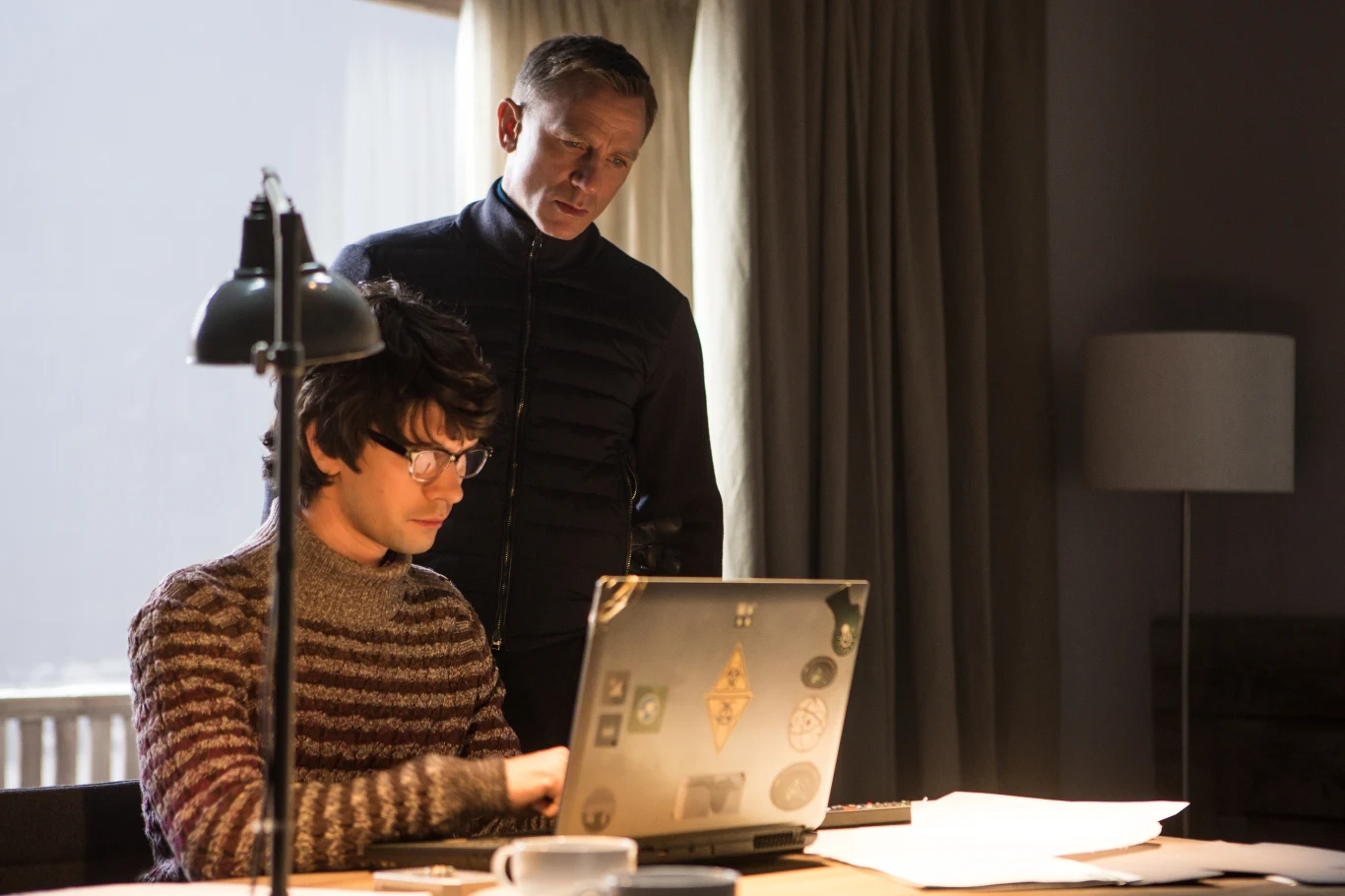 Ben Whishaw i Daniel Craig w filmie "Spectre"