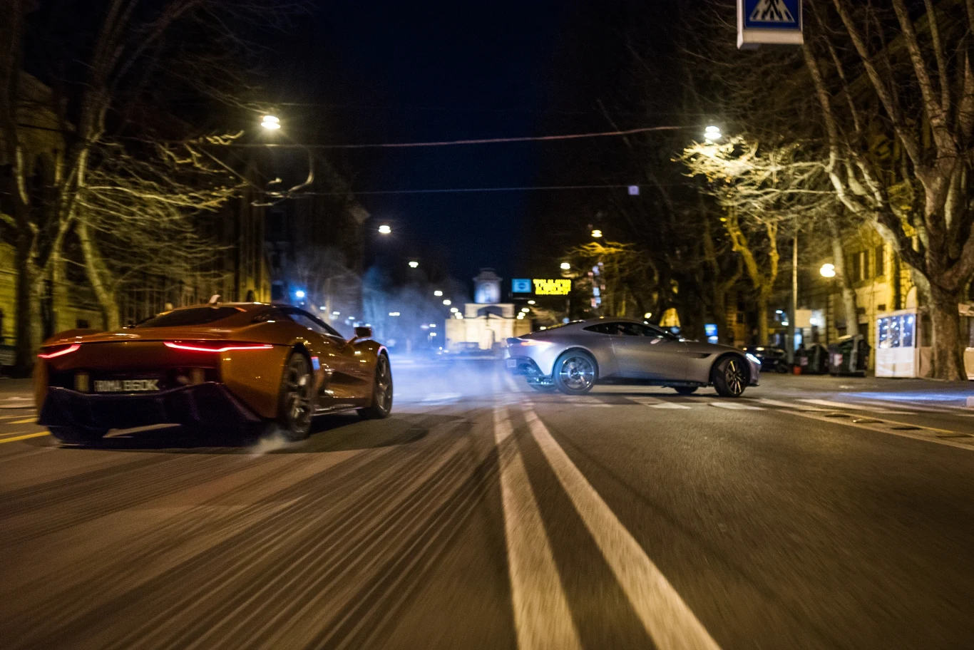 W głównej roli w rozgrywającej się na ulicach Rzymu scenie pościgu wystąpili: prowadzony przez Daniela Craiga (Bond) Aston Martin i Jaguar C-X75, za którego kierownicą siedzi Dave Baustista (Dr. Hinx).

 