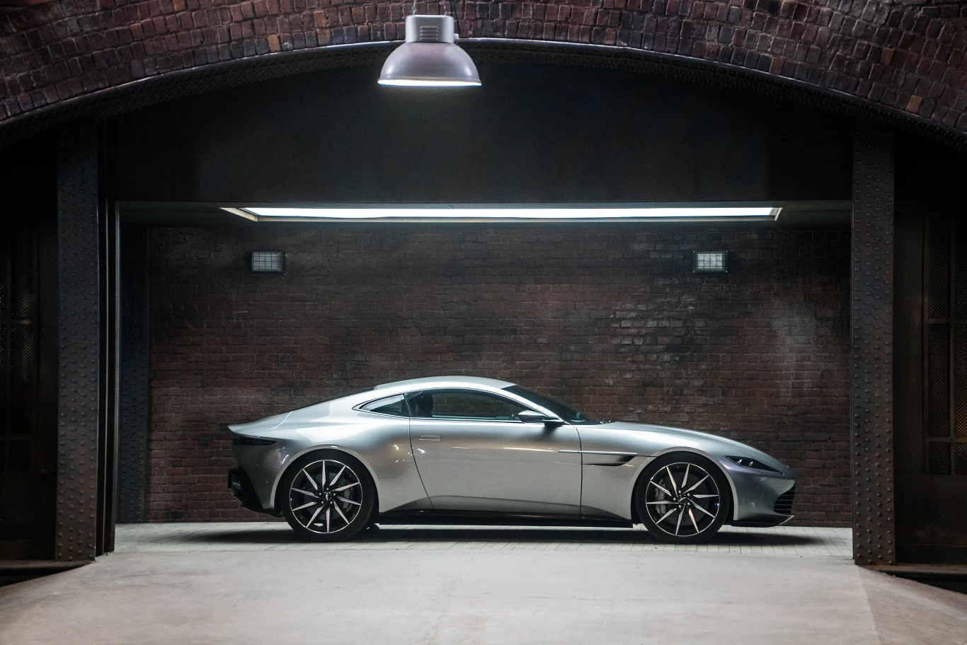 Bond znów jeździł będzie stylowym Aston Martinem.