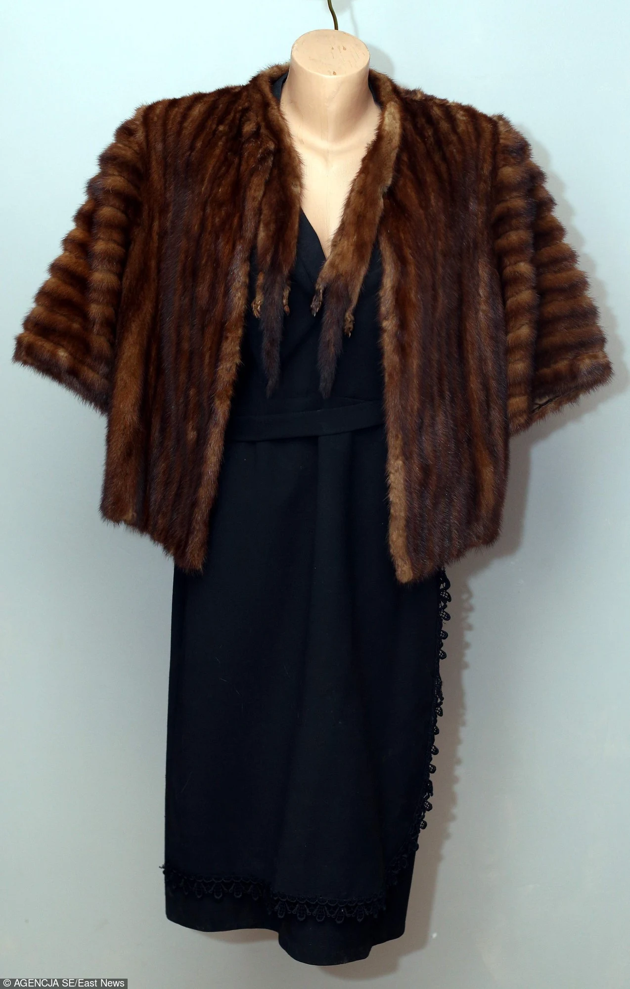 Nina Andrycz pochowana została w wełnianej sukni i bolerku z norek Nina Andrycz pochowana została w wełnianej sukni i bolerku z norek